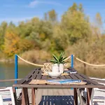 Holiday home Ocarujuci Houseboat Na Dunaji *