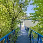 Ocarujuci Houseboat Na Dunaji Holiday home *