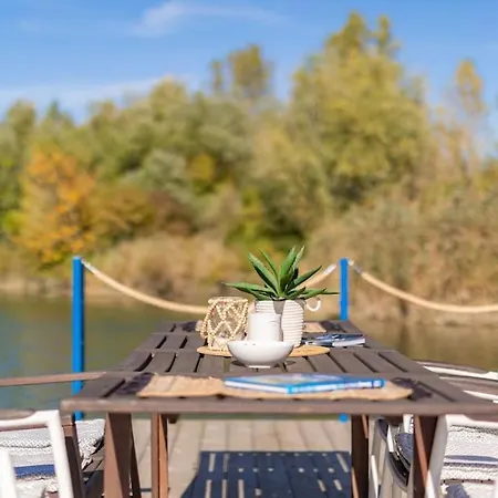 Будинок відпочинку Ocarujuci Houseboat Na Dunaji *