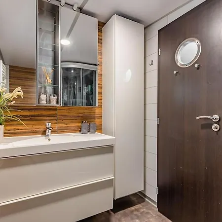 Vakantiehuis Ocarujuci Houseboat Na Dunaji *