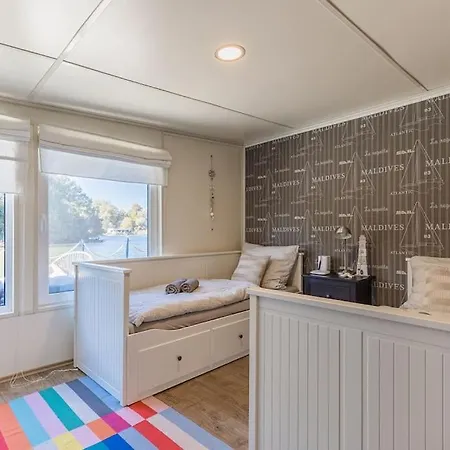 Ocarujuci Houseboat Na Dunaji Bratislava