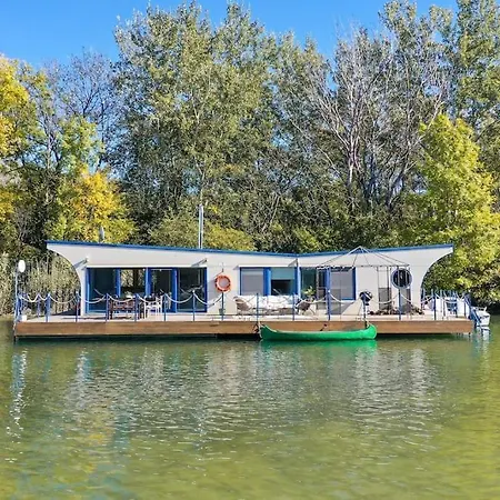 Ocarujuci Houseboat Na Dunaji * Bratysława