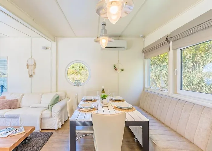 Ocarujuci Houseboat Na Dunaji Μπρατισλάβα