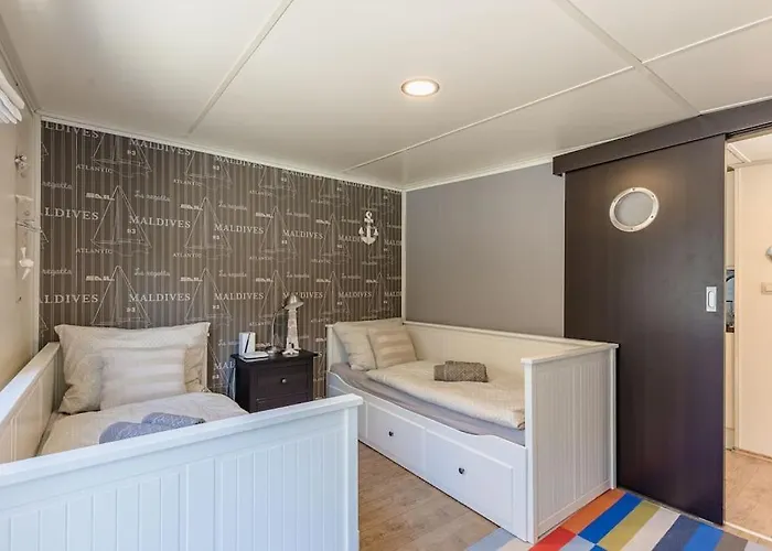 Ocarujuci Houseboat Na Dunaji