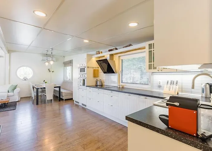 Ocarujuci Houseboat Na Dunaji *