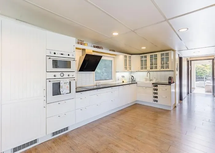 Tatil Evi Ocarujuci Houseboat Na Dunaji *