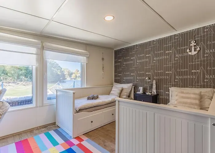 Ocarujuci Houseboat Na Dunaji Bratislava