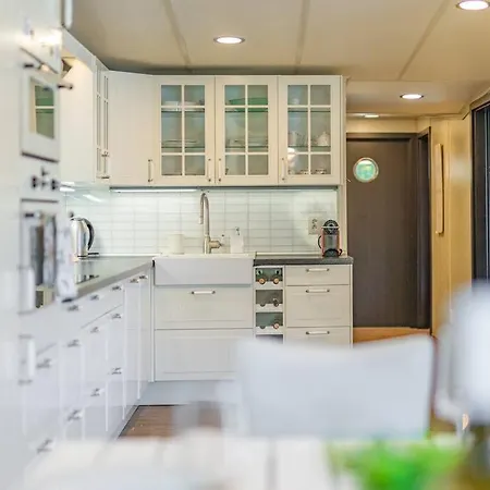 Ocarujuci Houseboat Na Dunaji *