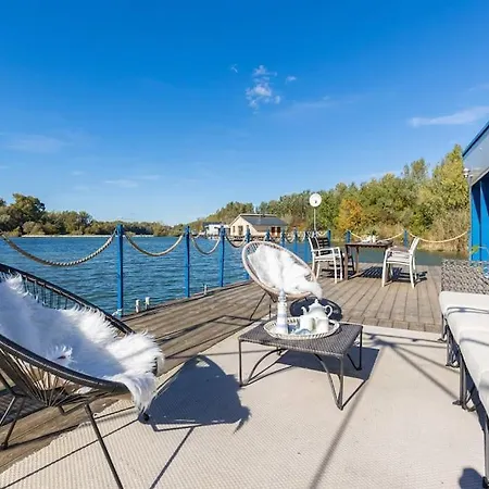 Ocarujuci Houseboat Na Dunaji * Bratislava