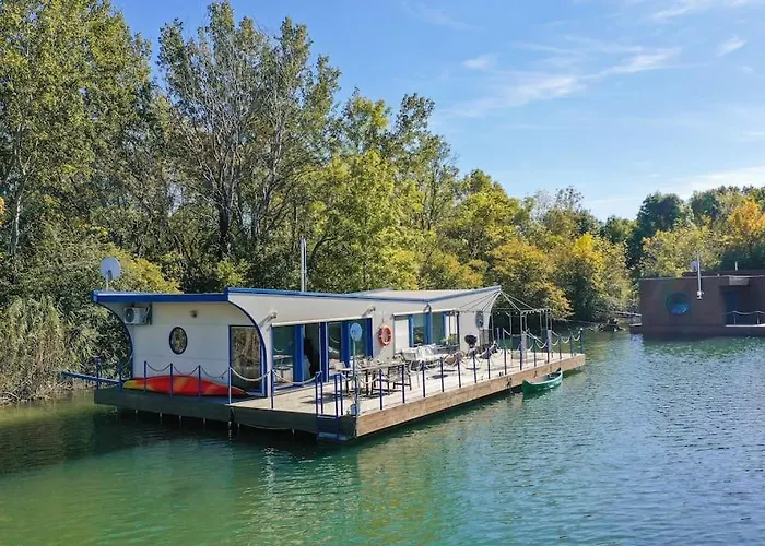 Ocarujuci Houseboat Na Dunaji *