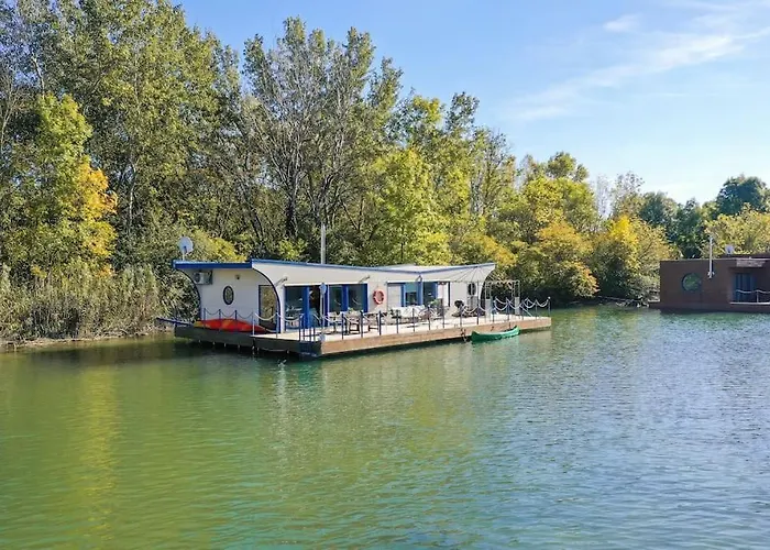 Ocarujuci Houseboat Na Dunaji Μπρατισλάβα